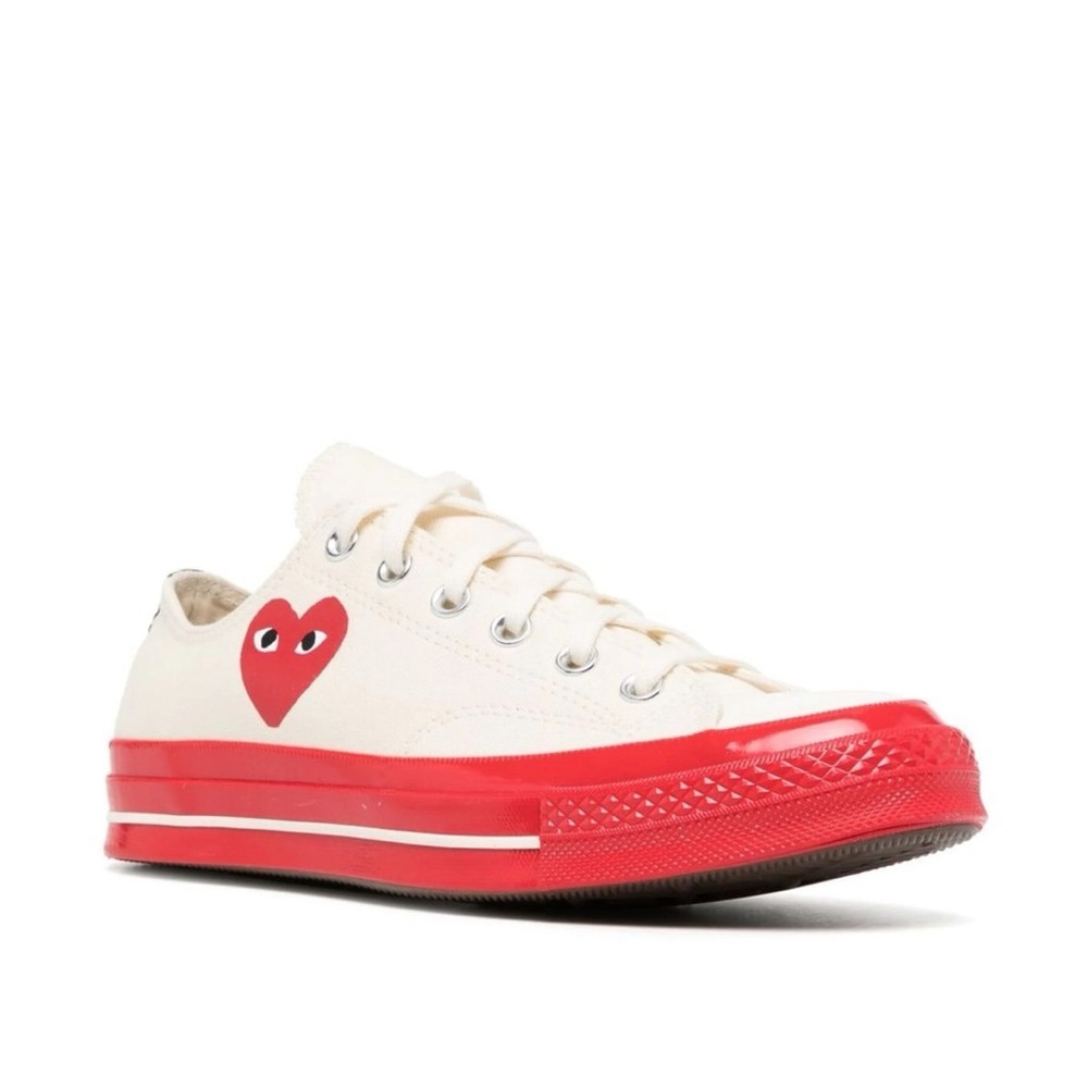 Comme Des Garçons Play x Converse
Chuck 70 low-top sneakers